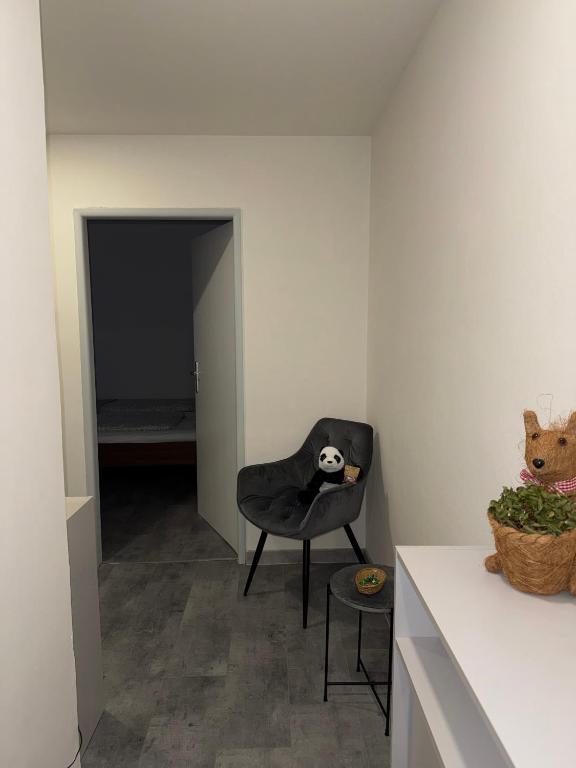 una silla negra en una habitación con mesa en Útulný byt v blízkosti centra, en Juliánov
