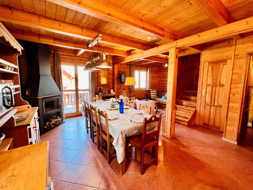 une grande salle à manger avec une table et une cuisinière dans l'établissement Chalet la montagne numero 10, à La Joue du Loup
