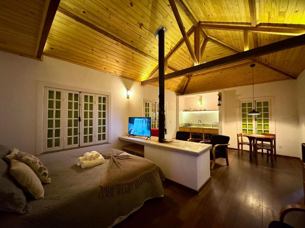 Μια τηλεόραση ή/και κέντρο ψυχαγωγίας στο Chalé com área gourmet privativa