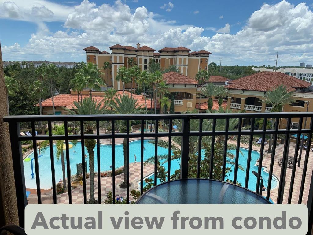 Swimmingpoolen hos eller tæt på Parkside Escape with Stunning Pool Views