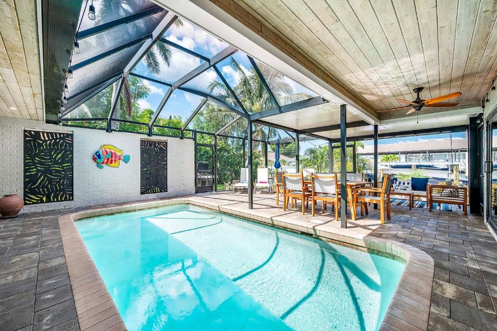 Bazén v ubytování Bungalow Breeze - 4 Bedroom 3 Bath Coastal Flair nebo v jeho okolí