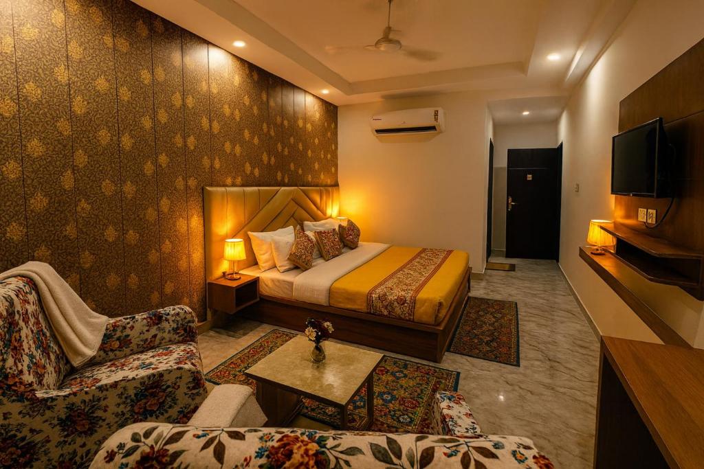 TV a/nebo společenská místnost v ubytování Sitara Premium La Meridian, Haridwar