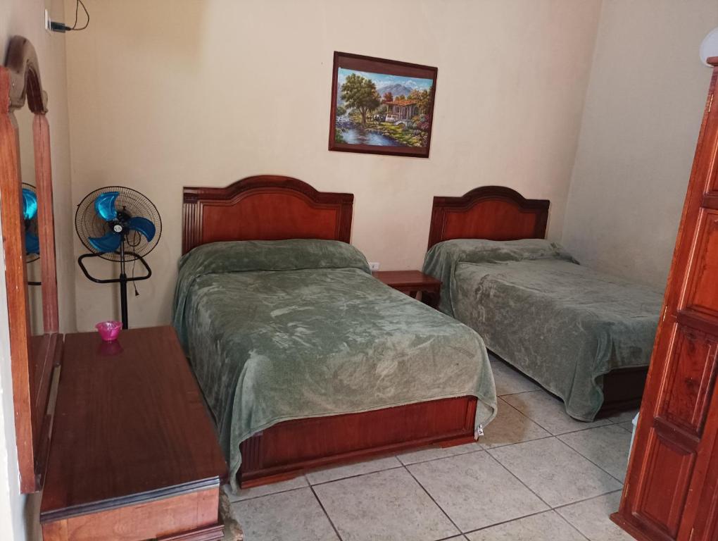 1 Schlafzimmer mit 2 Betten und einem Ventilator in der Unterkunft Hotel Real De Cortes in Xalapa