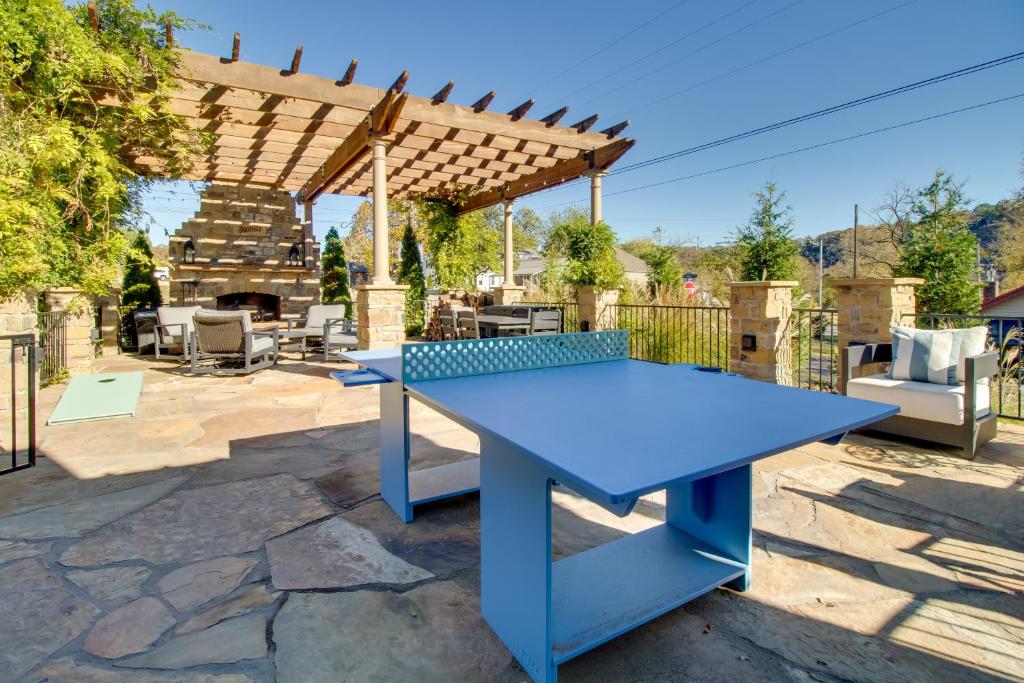 Bazén v ubytování Fly Fishers Paradise Getaway Near White River! nebo v jeho okolí