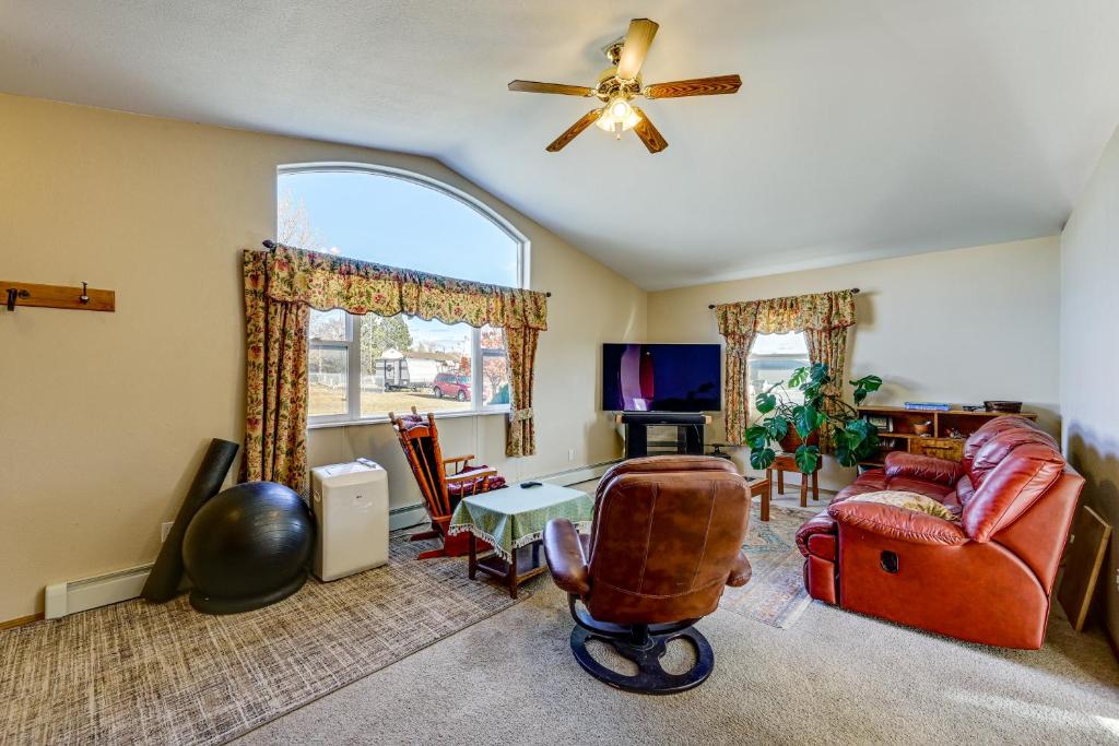 TV a/nebo společenská místnost v ubytování Dog Friendly! Helena Valley Home with Mtn Views