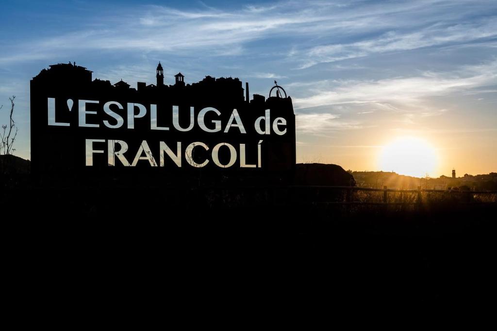 Η ανατολή ή δύση του ηλίου όπως φαίνεται από αυτό το διαμέρισμα ή από εκεί κοντά