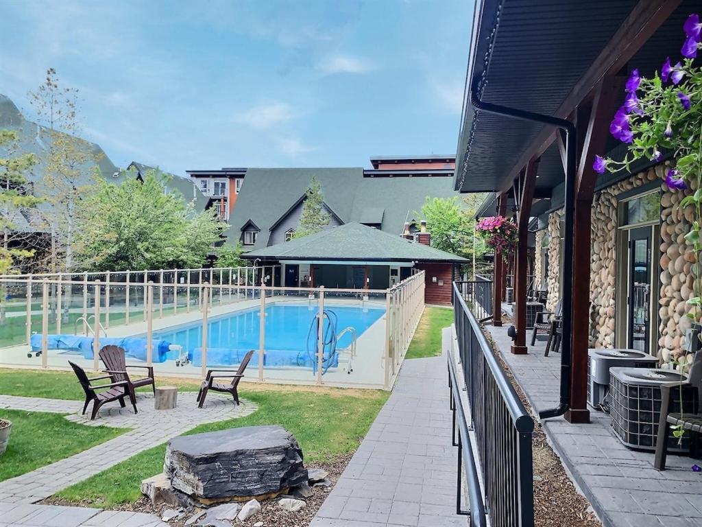 Bazén v ubytování Marvellous Poolside Chalet - Pool & Hot Tub - Pets nebo v jeho okolí