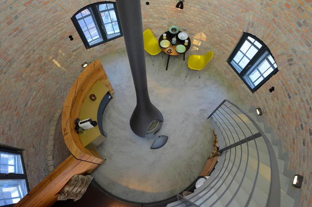 una vista aérea de una escalera de caracol en un edificio en Wasserturm Bad Saarow, en Bad Saarow
