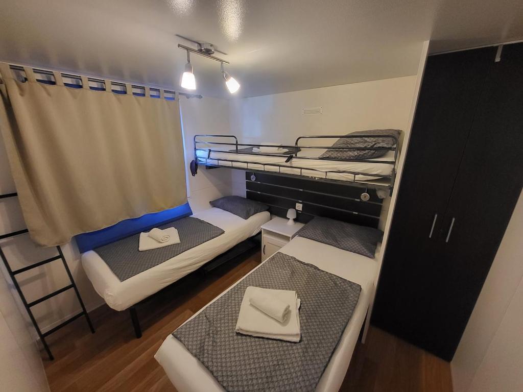 En eller flere senge i et værelse på #429 Status Relax Dezela