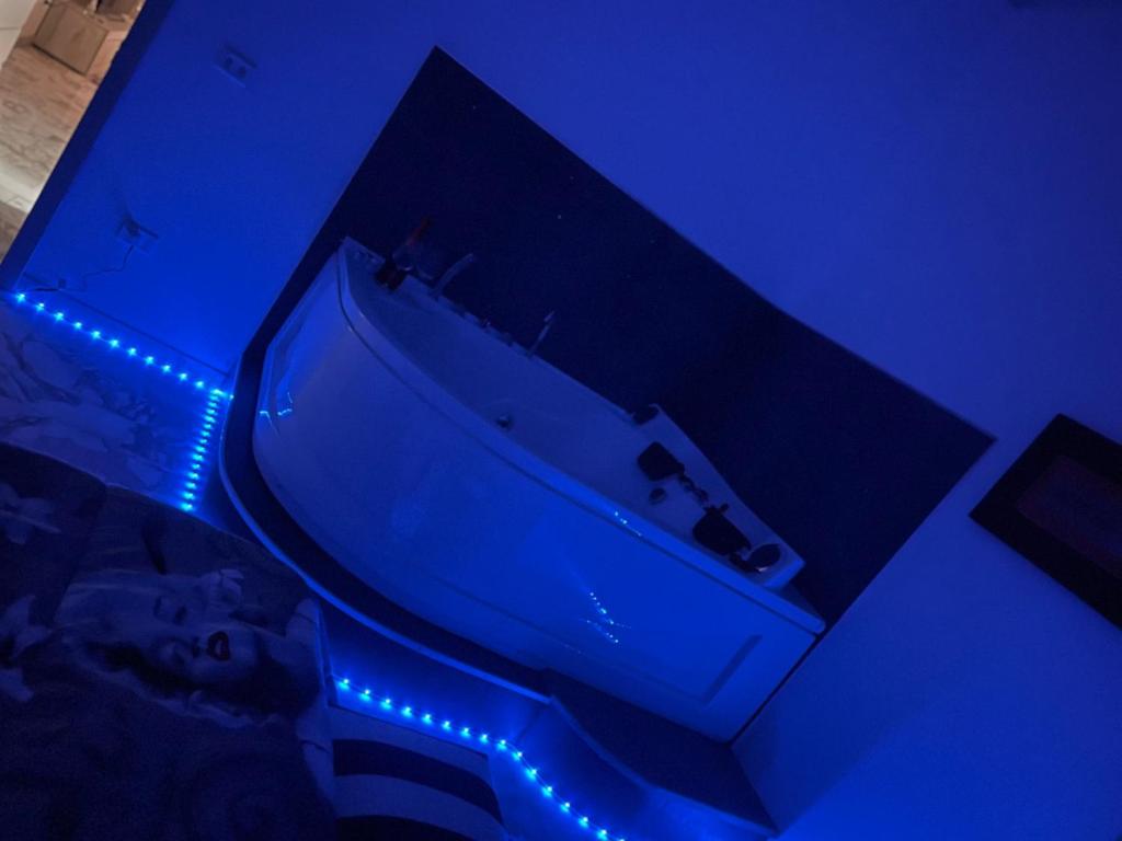 ein blaues Badezimmer mit Badewanne und Waschbecken in der Unterkunft Adua Luxury Apartment in Città Nuova