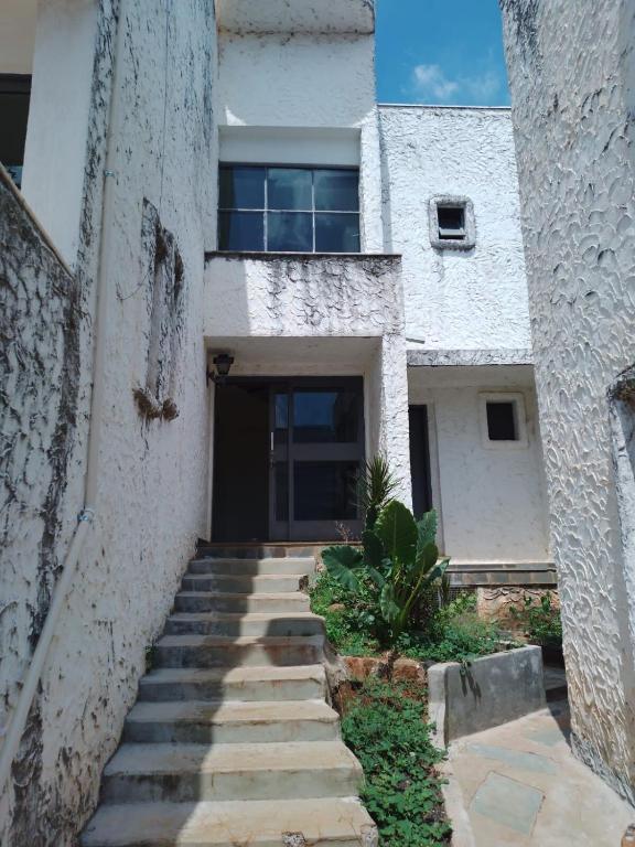 a building with stairs leading up to a door at Casa do Comendador in Uberaba