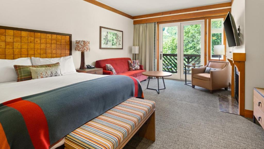 une chambre d'hôtel avec un lit et un balcon dans l'établissement 1334 Studio Spruce Peak Lodge Sleeps 4 Ski in Ski Out, à Stowe Mountain
