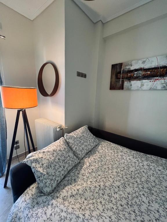 アテネにあるKontaStudioのベッドと壁に絵が飾られた寝室