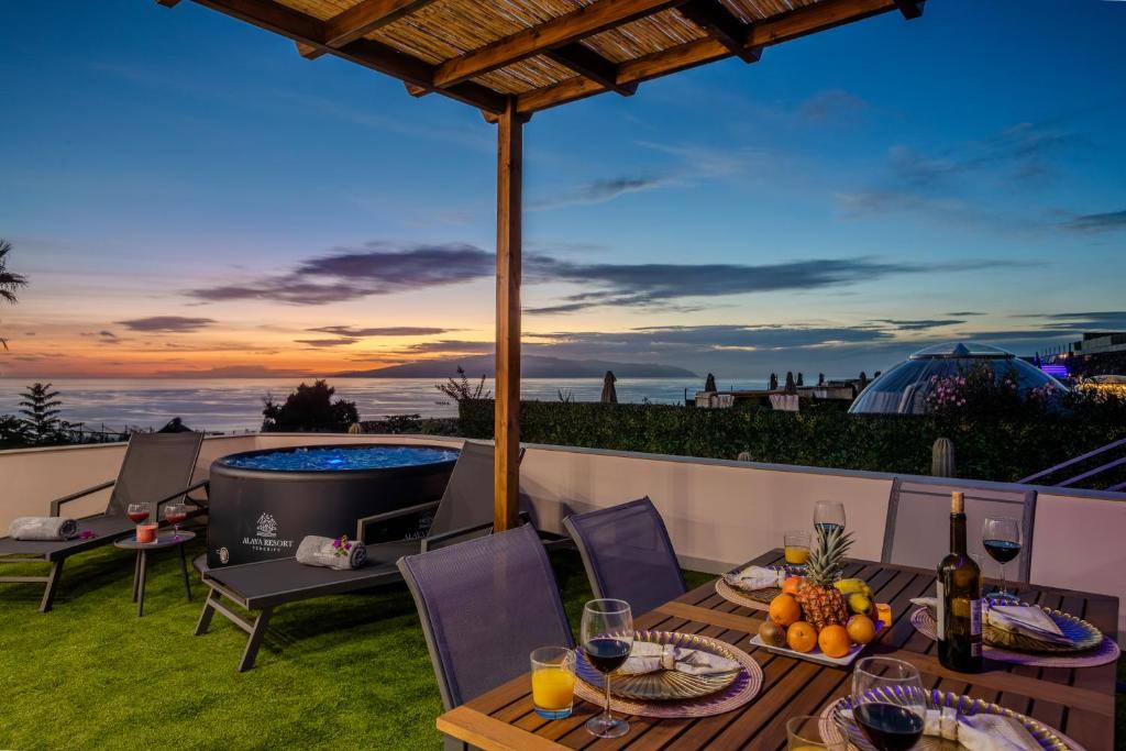 Drinks på Apartamento de Lujo con Jacuzzi Privado, Piscina y Vistas al Mar