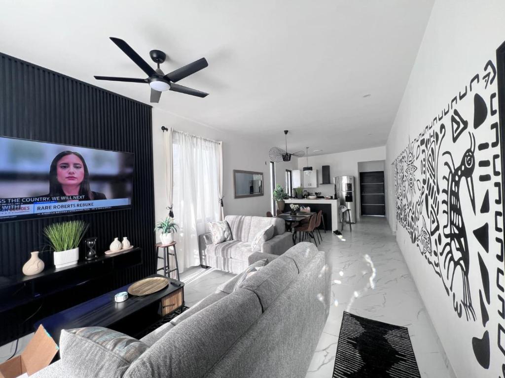 TV a/nebo společenská místnost v ubytování Beautiful Upscale Modern home with Private Pool 4E