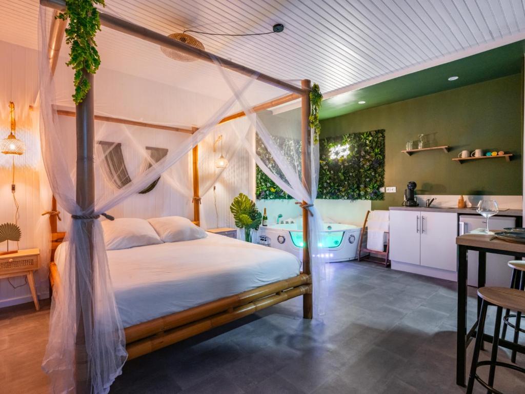 Postel nebo postele na pokoji v ubytování Sault Tropical - Idéal couple - Balnéo Led - Vue parc & montagne - Wifi - Stationnement gratuit - 5min à pied des bars, restaurants & commerces