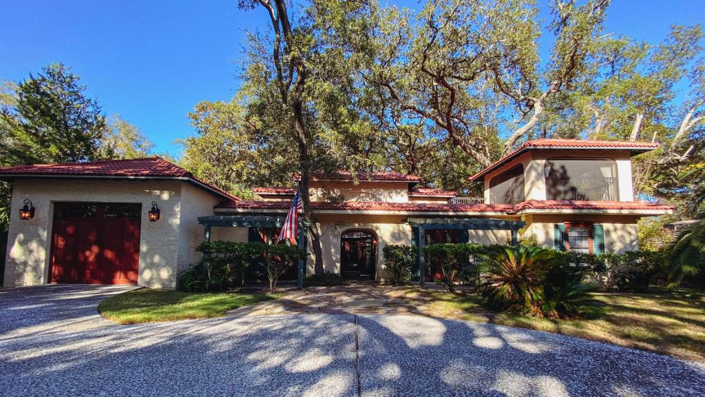 ein Haus mit einer Flagge vor einer Einfahrt in der Unterkunft Hacienda in Jekyll Island
