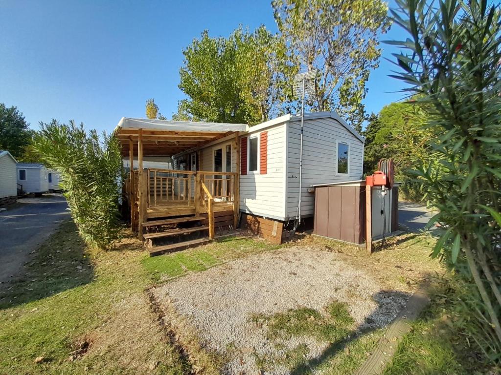 Το κτήριο όπου στεγάζεται  το κάμπινγκ