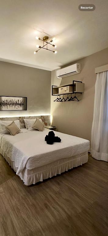 ein Schlafzimmer mit einem Bett mit einer schwarzen Katze auf dem Bett in der Unterkunft 1155 golden 55m2 1 quarto frente mar avenida beira mar in Fortaleza