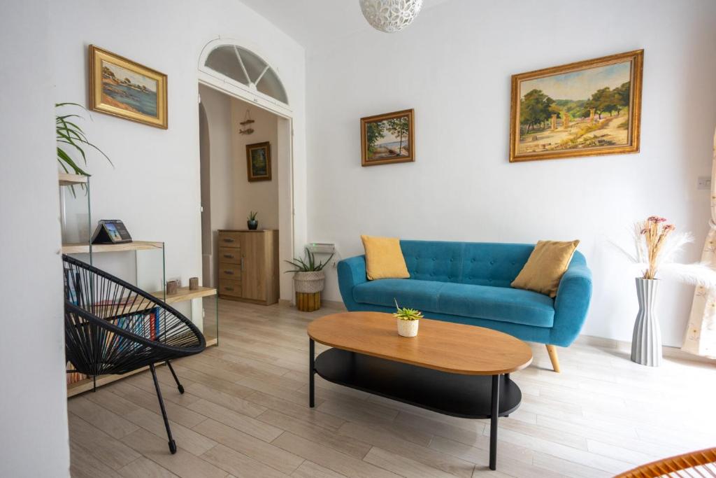 Χώρος καθιστικού στο Sliema 1BR Townhouse Escape
