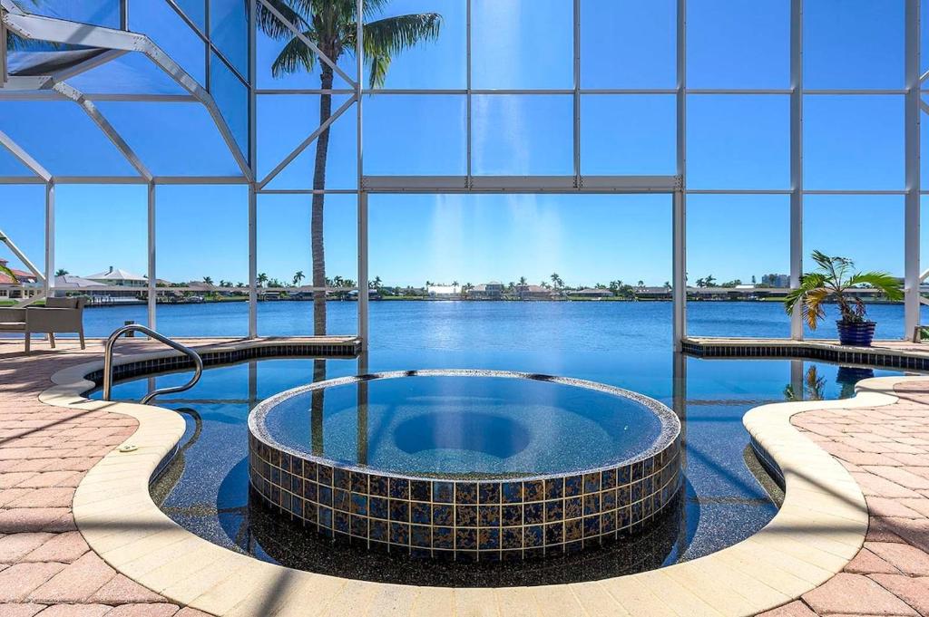 Πισίνα στο ή κοντά στο Luxury on Eight Lakes - Gulf Access & Pool table