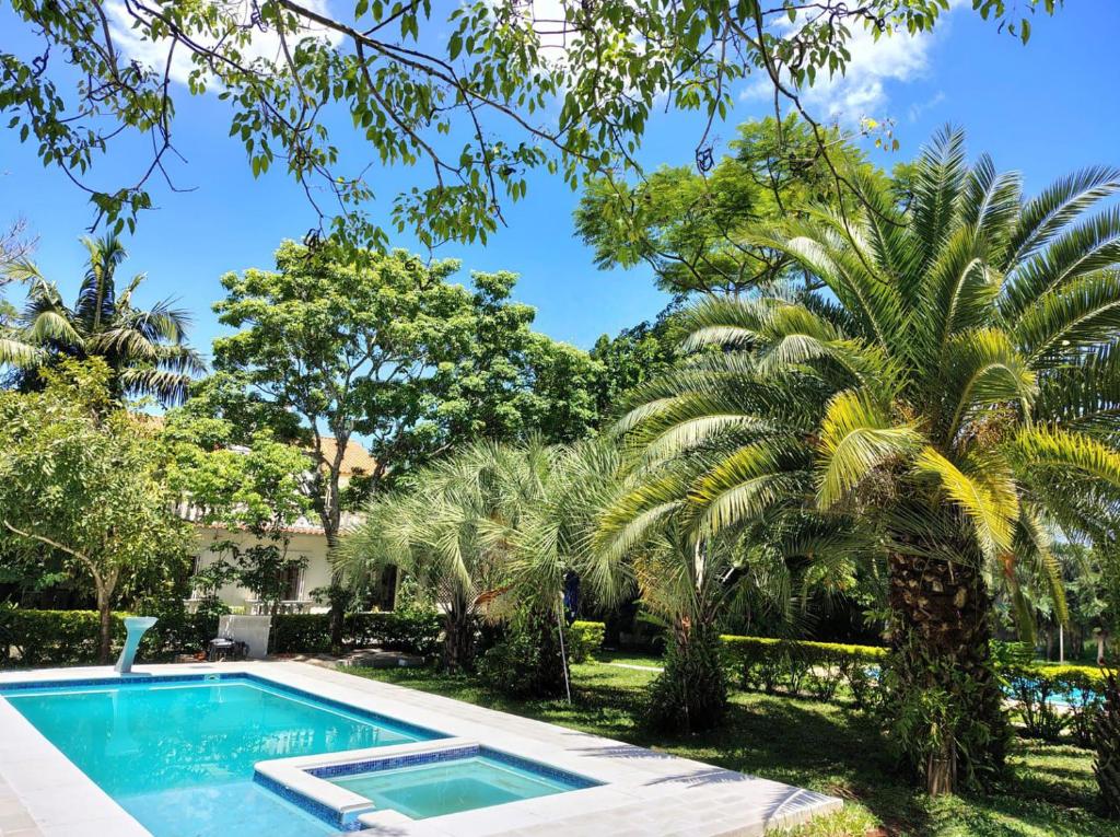 Bazén v ubytování Chácara Rosa Cortiana nebo v jeho okolí