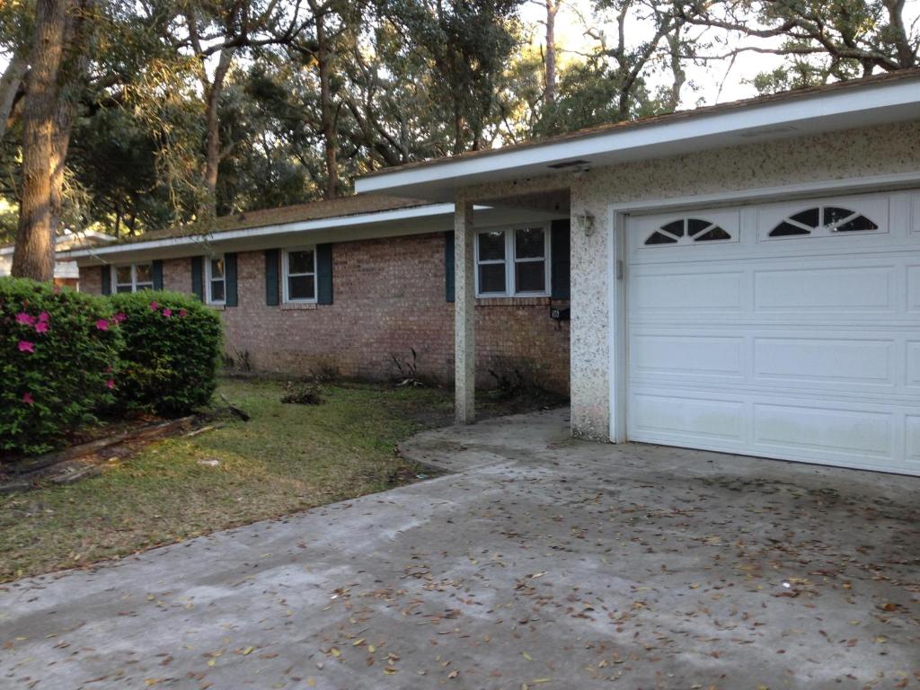 ジキル島にあるIsland Escapeの白いガレージドア付きのレンガ造りの家