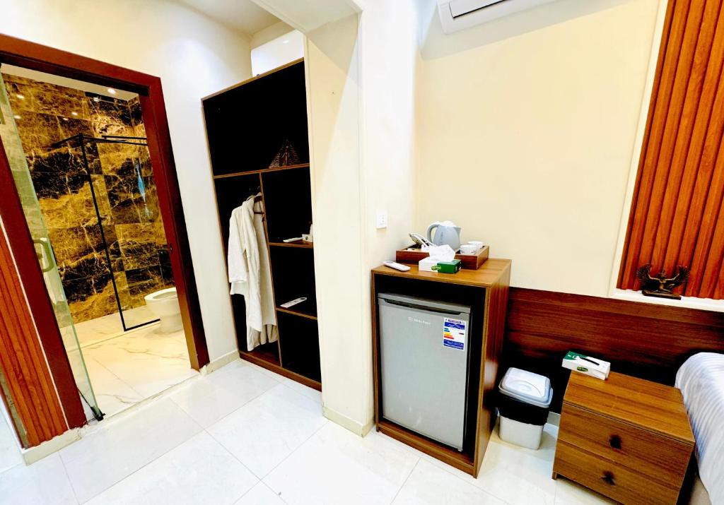 bagno con lavandino e doccia in camera di Soul Scarab Pyramids View a Il Cairo