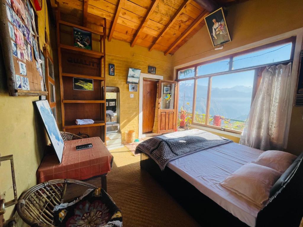 Postel nebo postele na pokoji v ubytování Neer Stays Munsyari