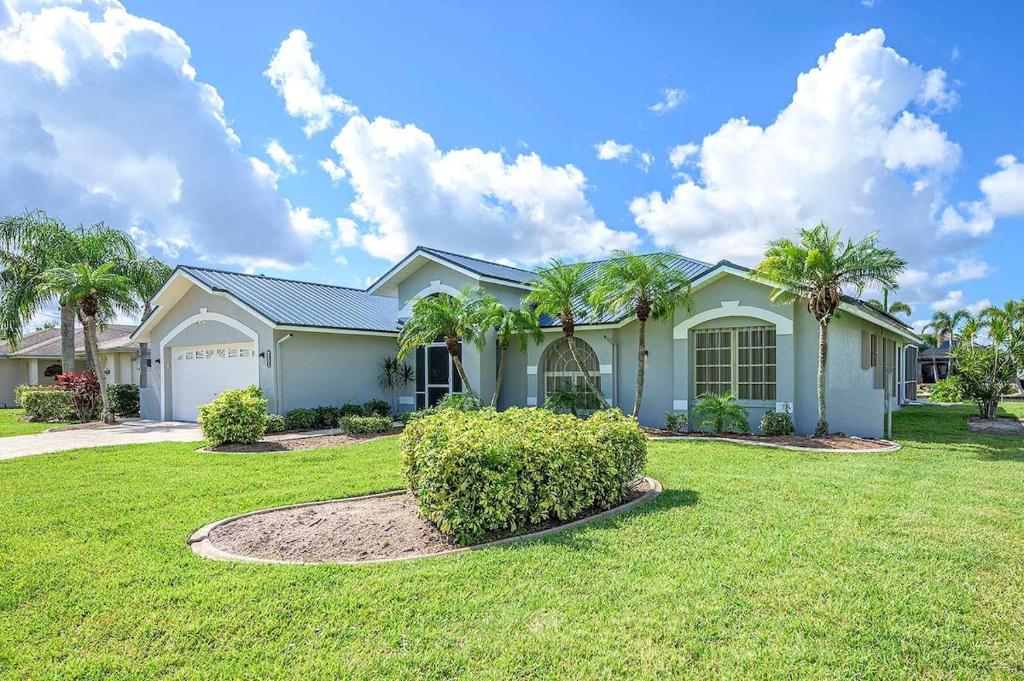 Aed väljaspool majutusasutust La Florida is a spacious 3bedroom home in SE Cape Coral with a serene freshwater canal view