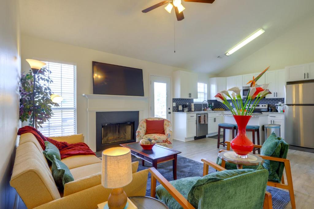 Posezení v ubytování 2 Mi to Town Bright Home with Deck in McDonough!