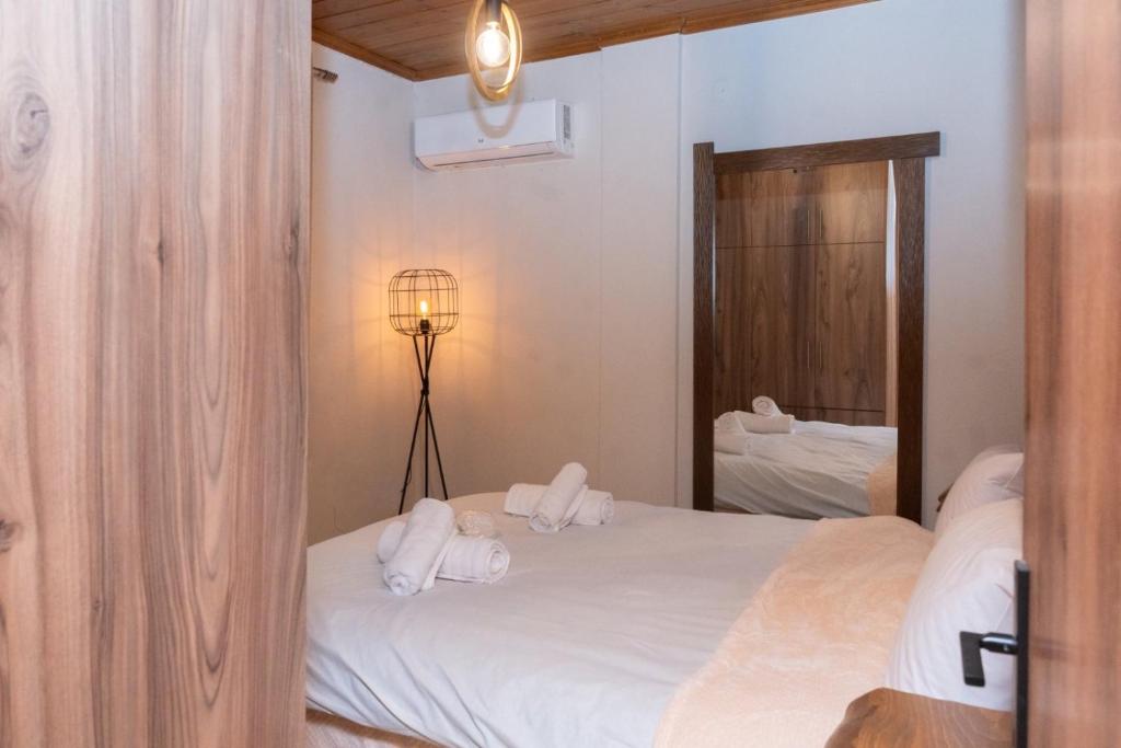 Bacco Village House في موزاكيون: غرفة نوم بها سرير مع مناشف عليه