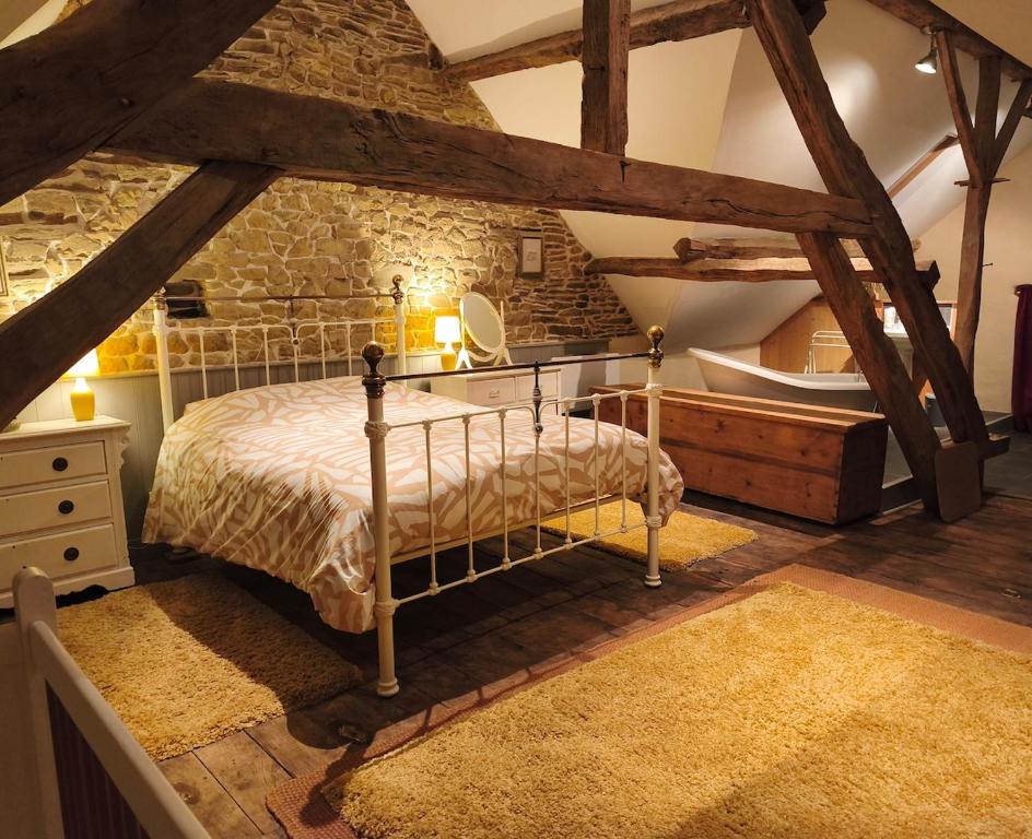 Postel nebo postele na pokoji v ubytování Le cottage de Maddie - charme, calme et authenticité