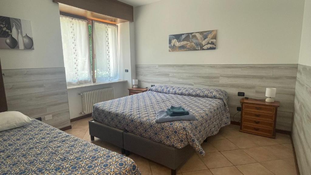 a bedroom with two beds and a window at Casa Domi 