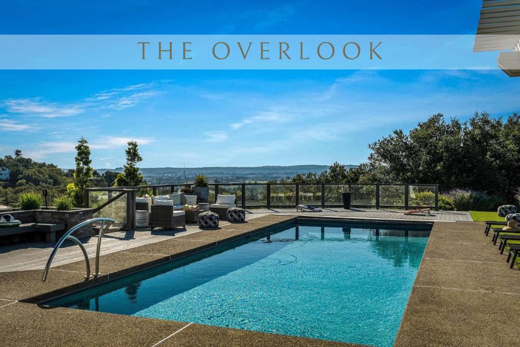 Πισίνα στο ή κοντά στο The Overlook Family Home by Sonoma Stays