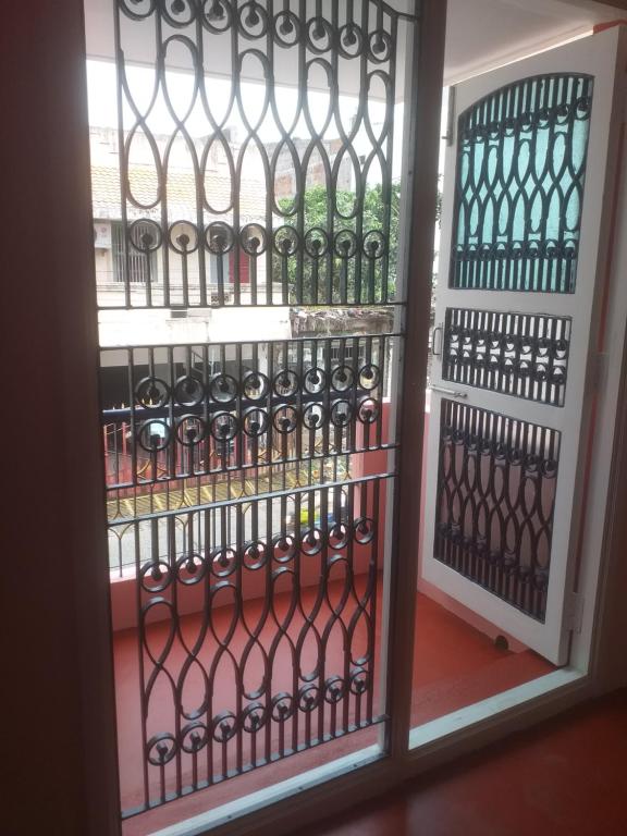 une porte avec un tas de bouteilles de vin dans l'établissement Allô Gite, à Pondichéry