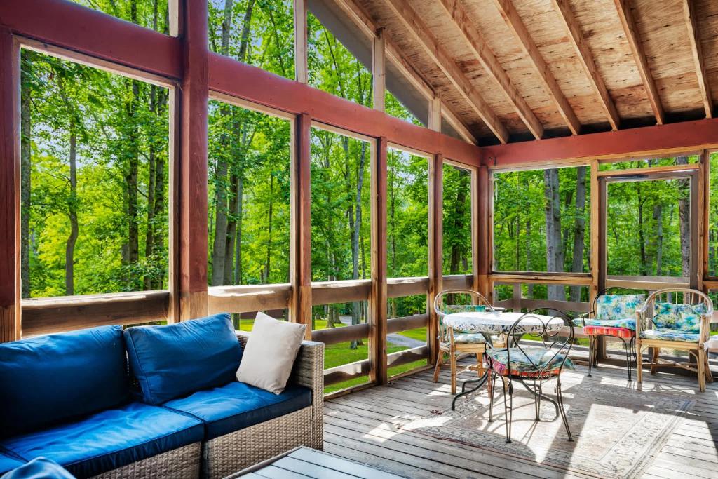 Posezení v ubytování Cabin w New Hot Tub, River, Kayak, WiFi, & Fire Pit