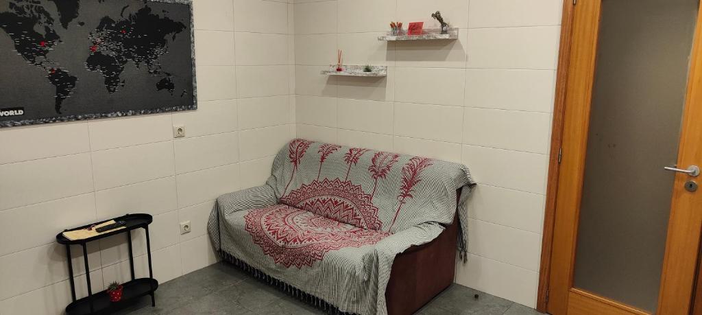 einen Stuhl in einer Ecke eines Zimmers in der Unterkunft Tour House in Pedrouços