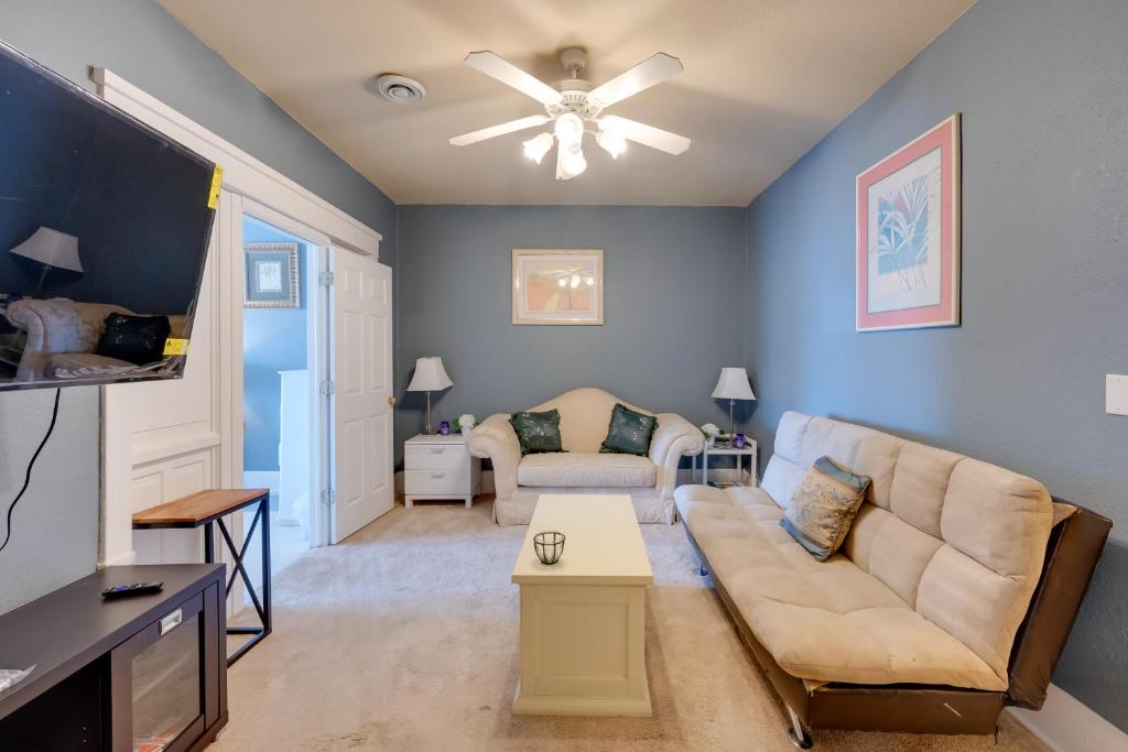 Posezení v ubytování Walkable Racine Retreat! 1 Mi to Lake Michigan