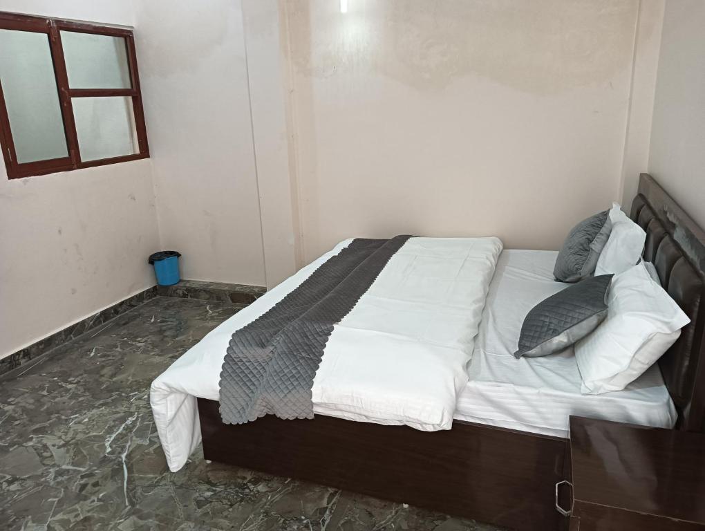 Postel nebo postele na pokoji v ubytování Shri shyam place