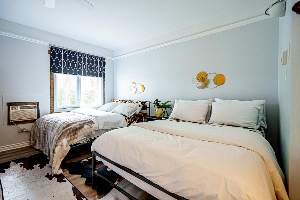 Ένα ή περισσότερα κρεβάτια σε δωμάτιο στο Varennes Grand Montreal Hotel