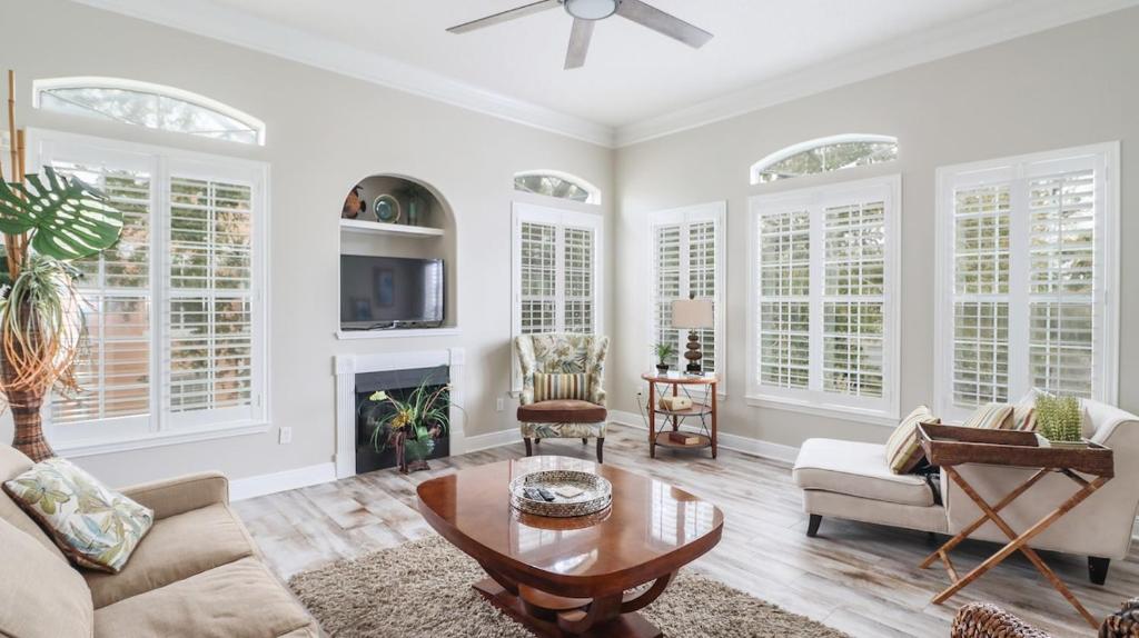 Μια τηλεόραση ή/και κέντρο ψυχαγωγίας στο Modern upstairs three bedroom condo!