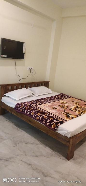 a bed sitting in a room with at SOWMYA RESIDENCy in Piriyāpatna