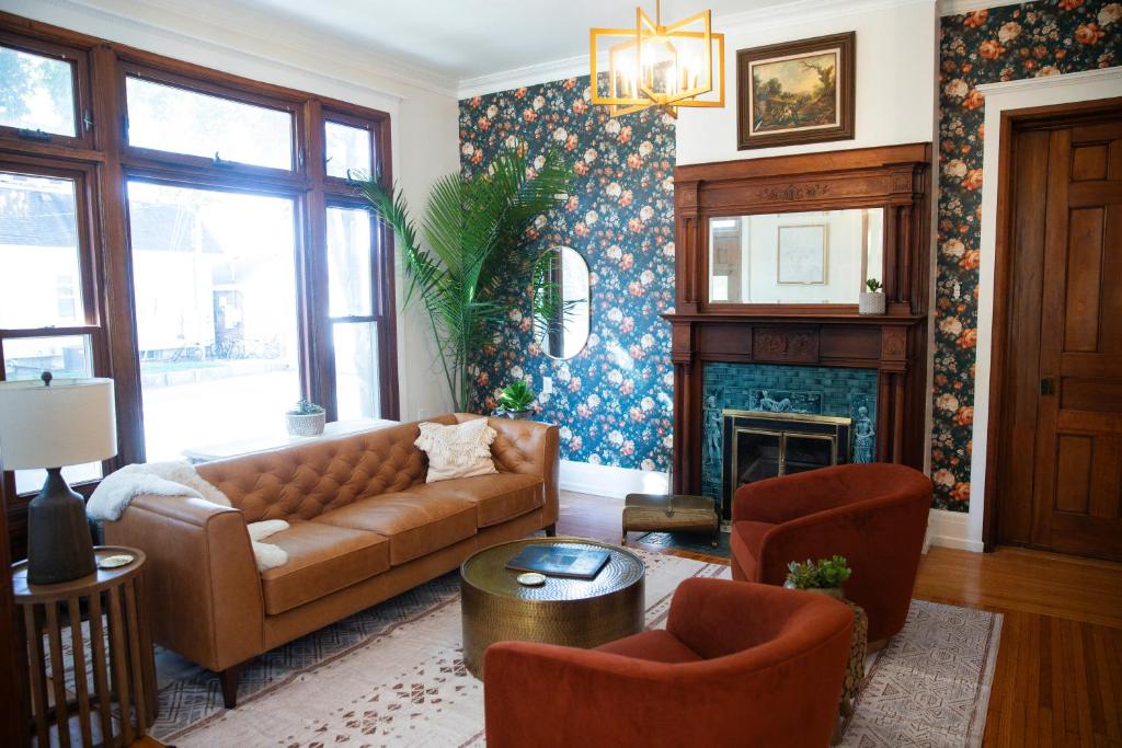 een woonkamer met een bank en een open haard bij The Lincoln House Inn in Bowling Green