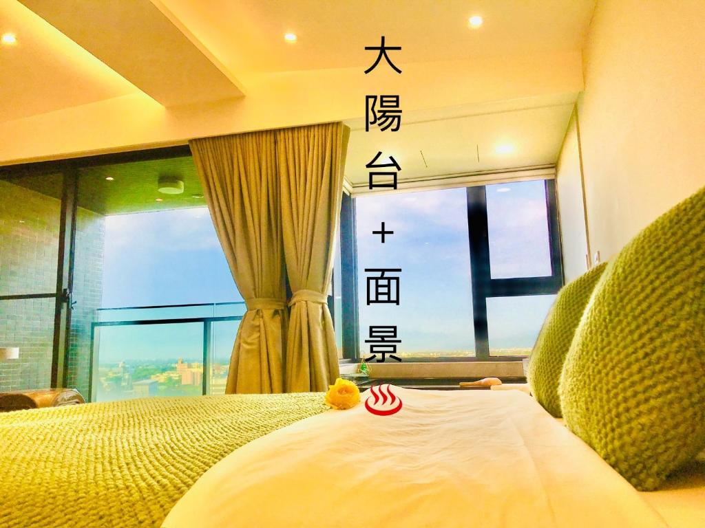 una camera da letto con un letto e una finestra con una scritta sopra di 宜蘭頭城A Happy Birthday 私人溫泉 海景 蘭陽夜景大陽台無邊際泳池 a Toucheng