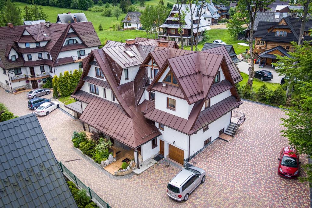 een luchtzicht op een huis met een dak bij Willa u Baranów 2 in Zakopane