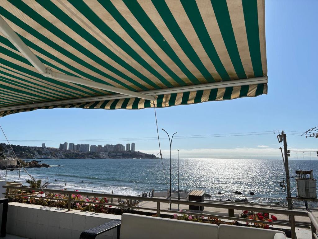 Blick auf den Ozean von einem Strand unter einem Blätterdach in der Unterkunft Maravilloso Dep Amarilla Beach in Concón