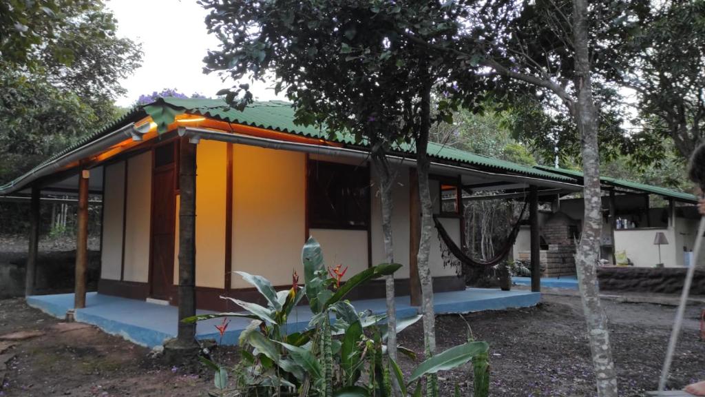 ein kleines Haus mit einem grünen Dach in der Unterkunft Cabana Candeia in Palmeiras