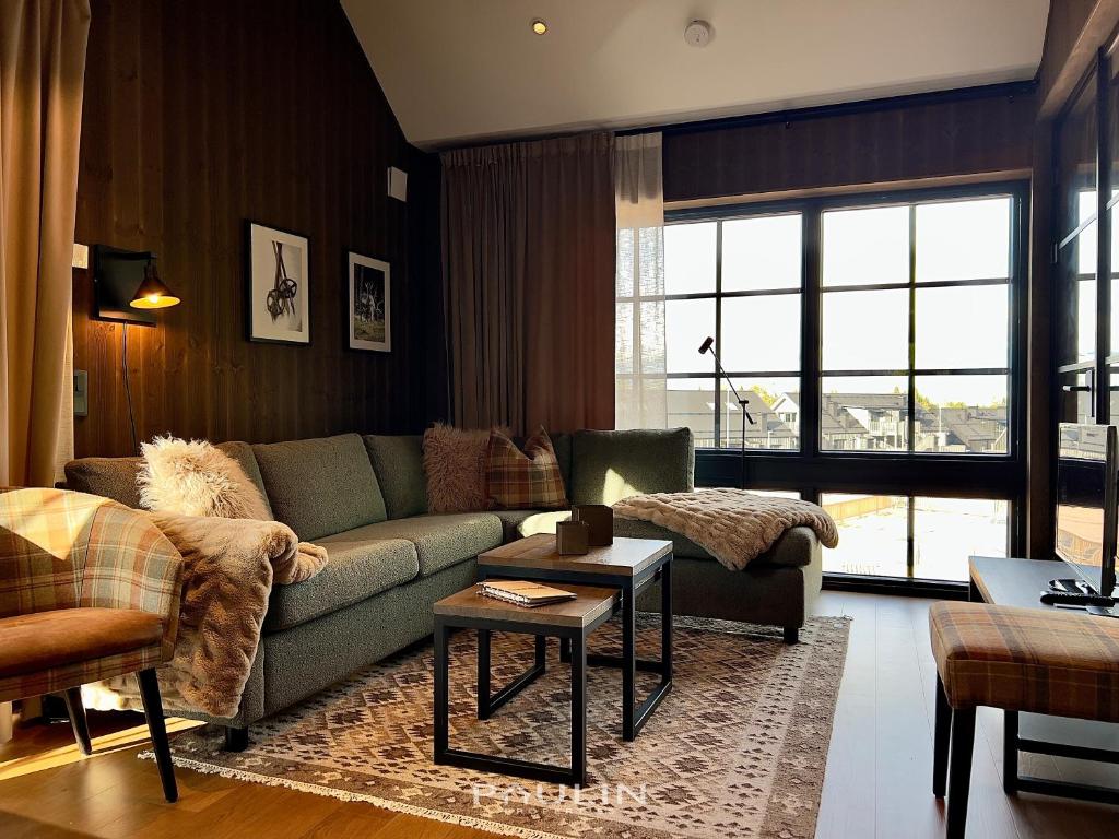 ein Wohnzimmer mit Sofa und Tisch in der Unterkunft Lindvallen Ski Resort Pool and Padel - Sauna - 6 Guests in Sälen