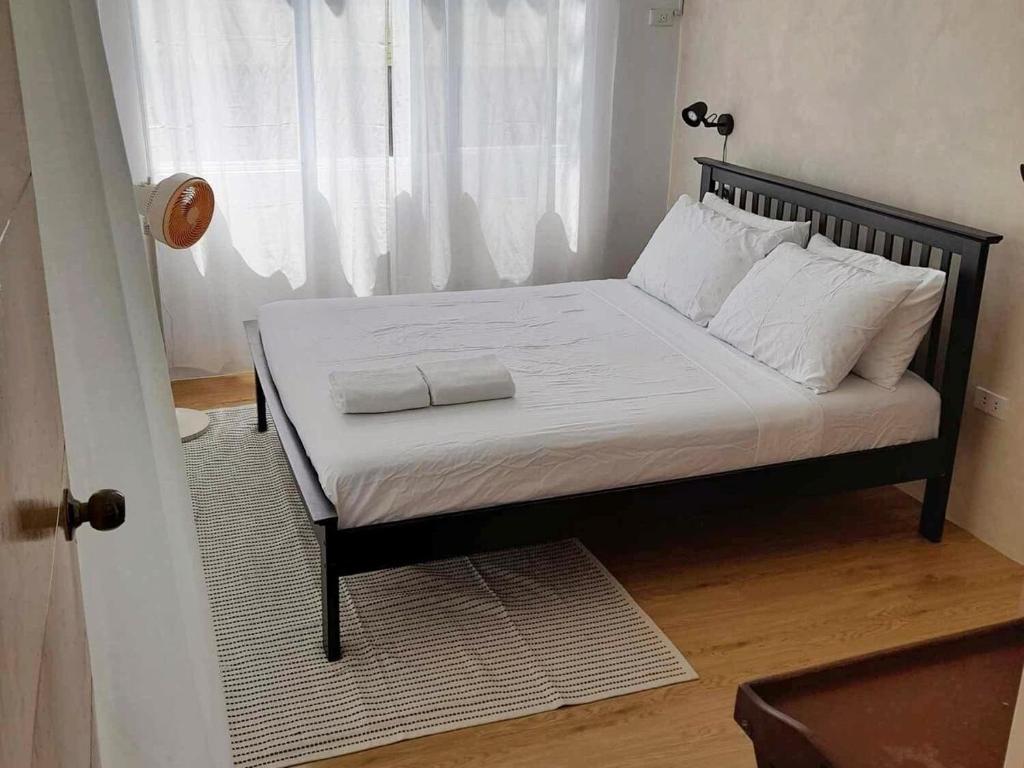 Ένα ή περισσότερα κρεβάτια σε δωμάτιο στο ScandiTropical Lagoon Villa Pool & Garden laguna